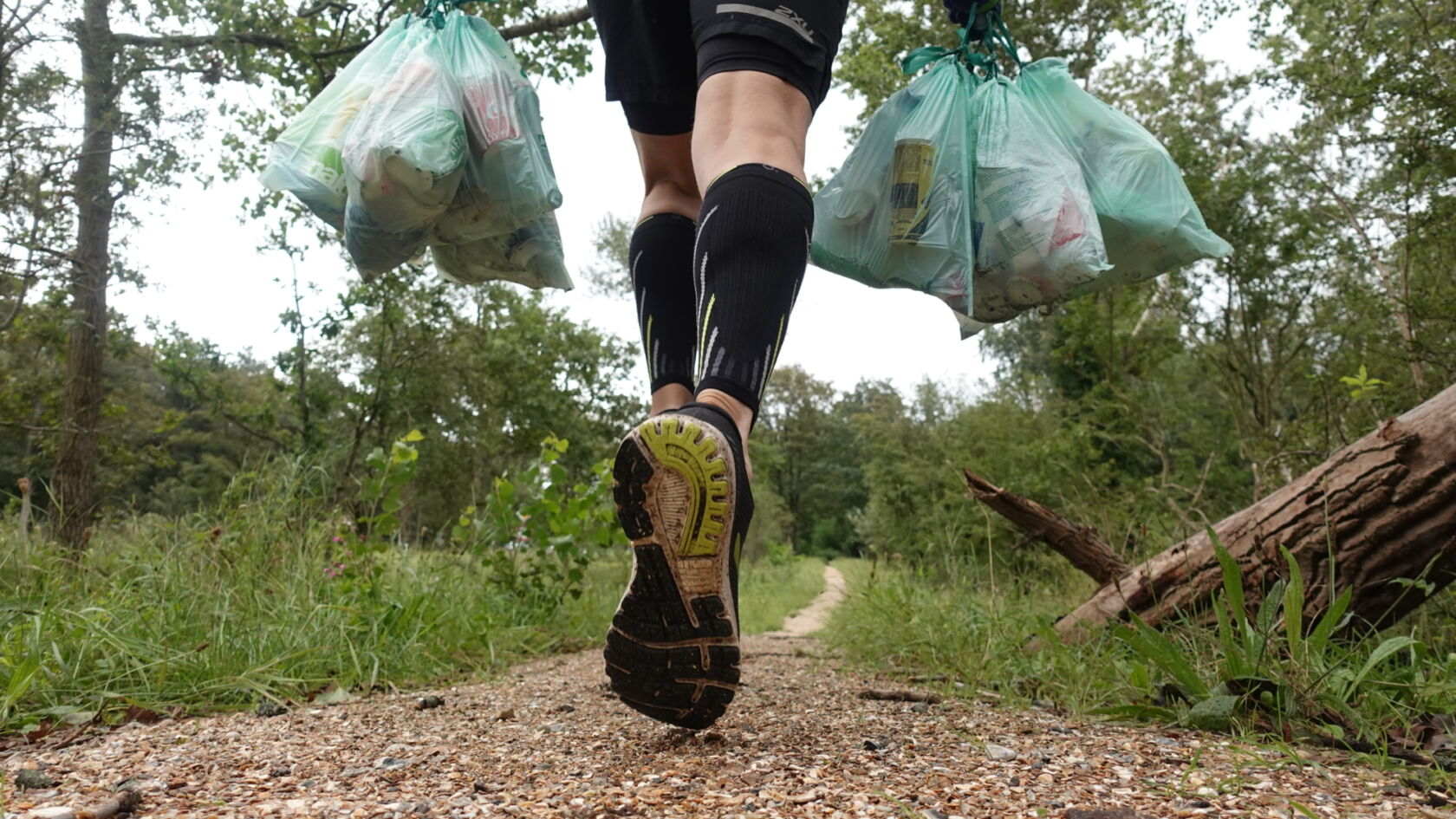 Zwerfafval opruimen tijdens het hardlopen? Plogger Paul komt overal mondkapjes tegen!
