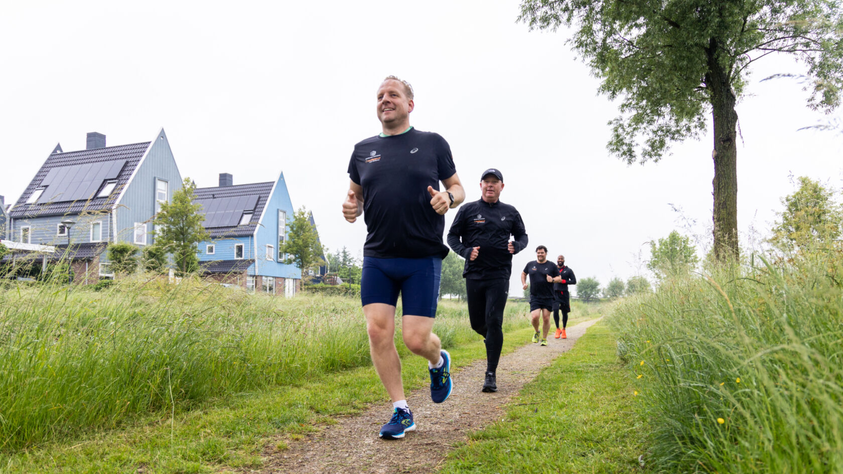 ‘M’n hardloopschoenen staan klaar naast m’n bureau’