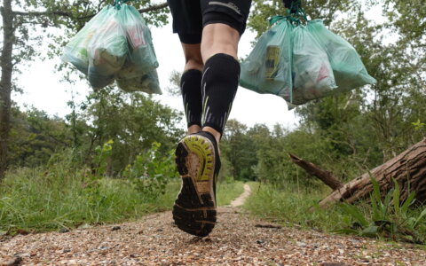 Zwerfafval opruimen tijdens het hardlopen? Plogger Paul komt overal mondkapjes tegen!