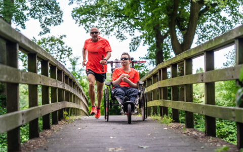 Hardlopend begeleidt Gerrit mensen met een beperking