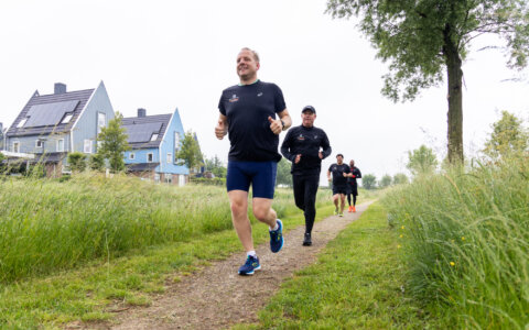 ‘M’n hardloopschoenen staan klaar naast m’n bureau’