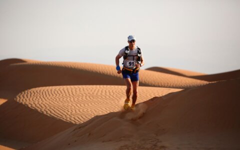 Frank loopt 165 km door de woestijn bij de Oman Desert Marathon