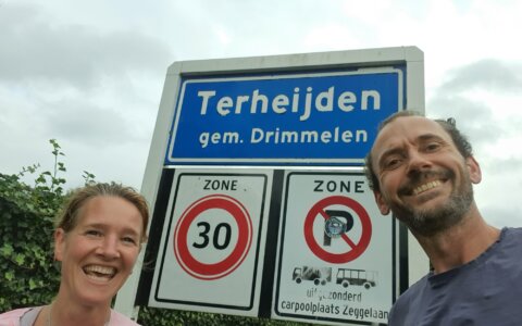 Marek Vis wil hardlopend alle plaatsnaamborden afvinken