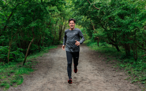 Waarom je harder kunt lopen in een wedstrijd dan een training