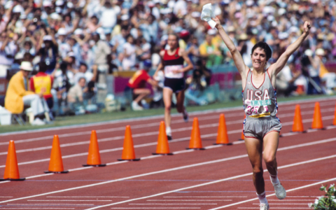 Joan Benoit wint de eerste Olympische marathon voor vrouwen