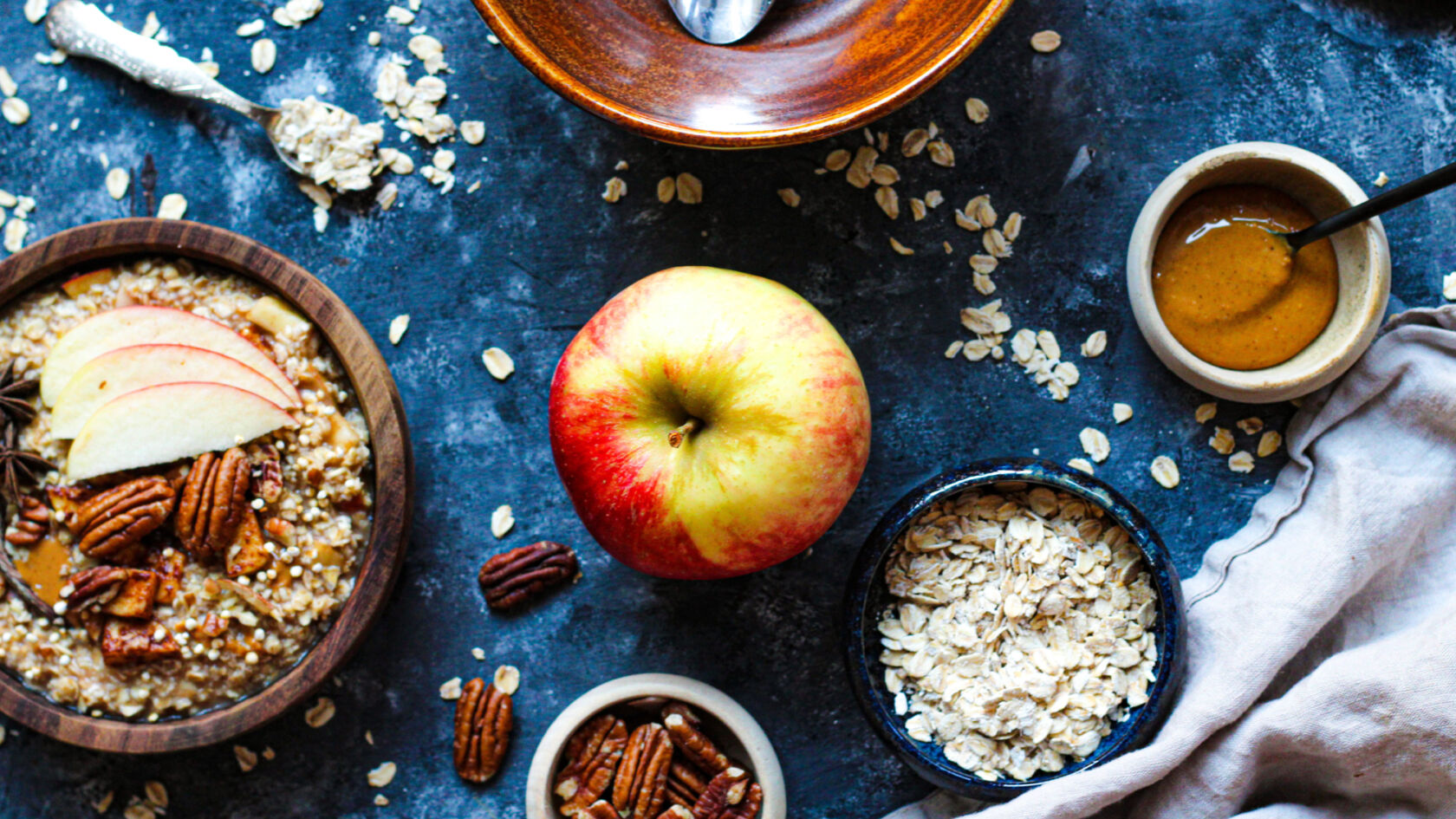 Protein-rich oatmeal with apple and speculaas spices