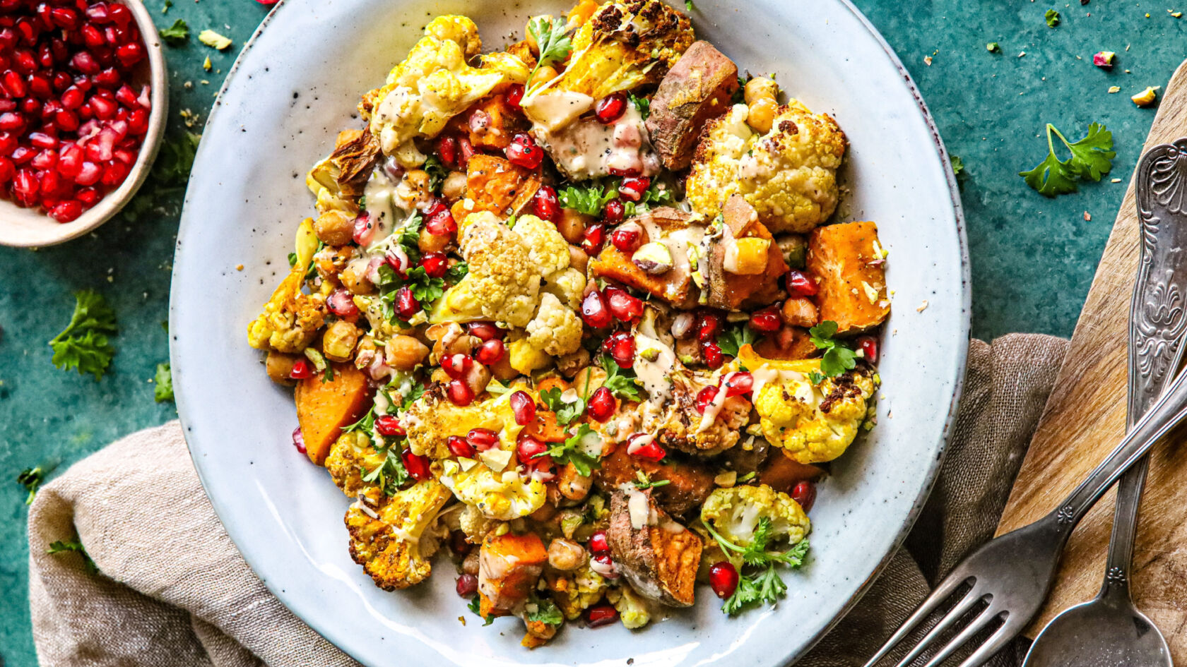Kleurrijke salade met geroosterde kikkererwten en granaatappelpitjes