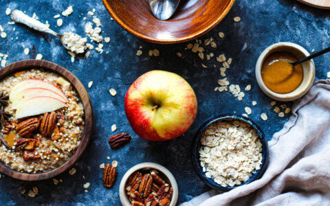 Protein-rich oatmeal with apple and speculaas spices
