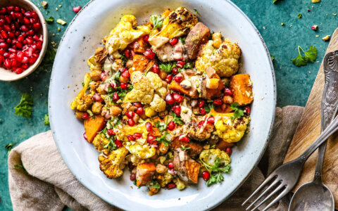 Kleurrijke salade met geroosterde kikkererwten en granaatappelpitjes