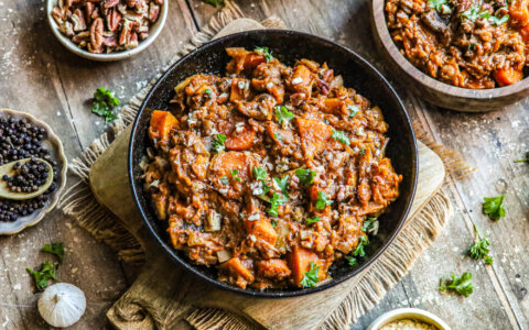 Vezelrijk stoofpotje met linzen, zoete aardappel en wortel