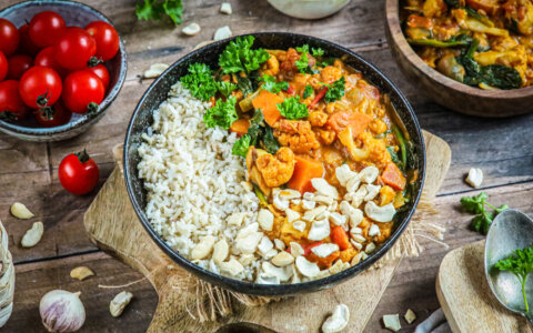 Recept: curry met bloemkool, linzen en cashewnoten