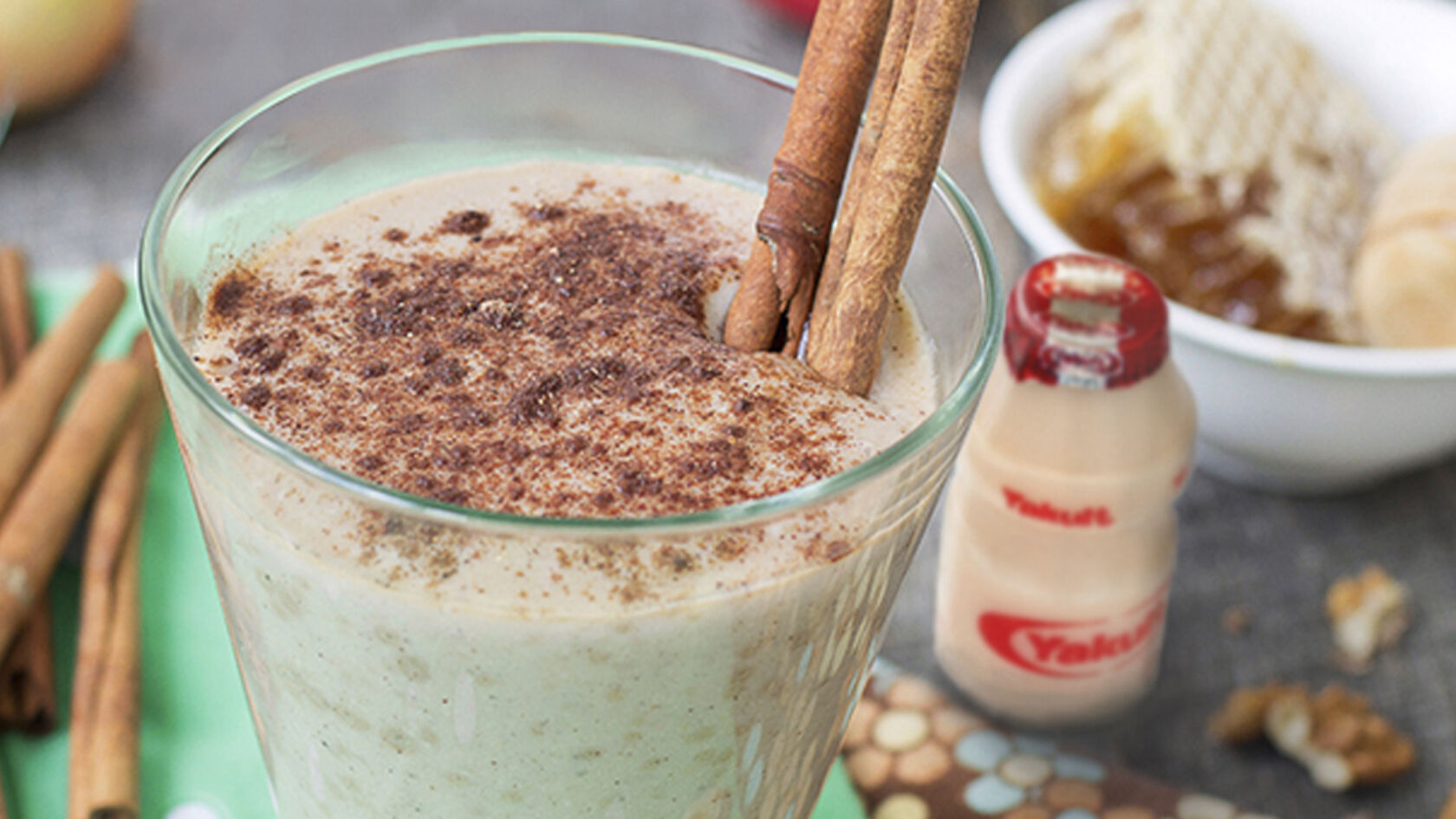 Kruidige appel-Yakult smoothie met honing