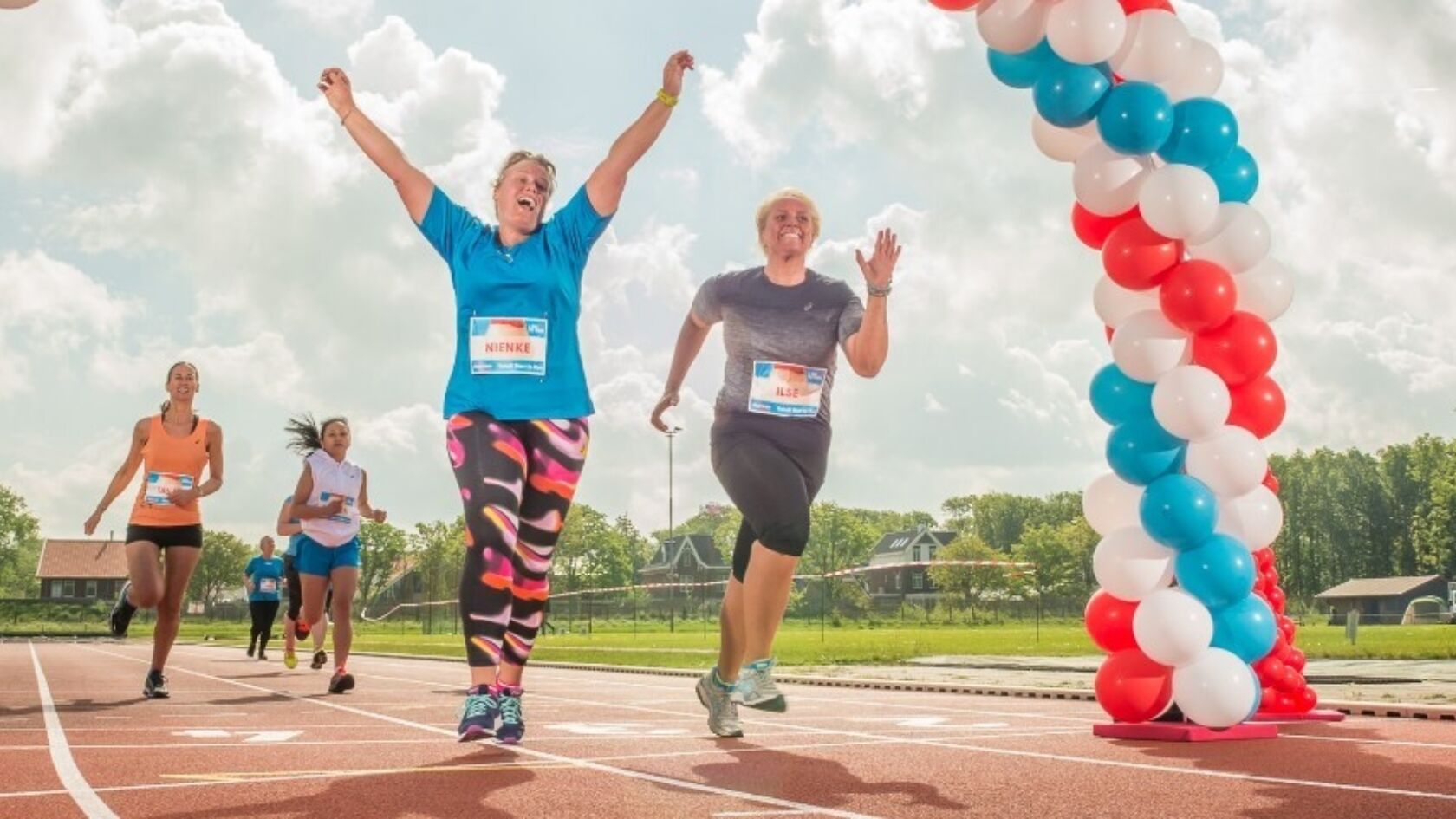 5x finishen op een atletiekbaan