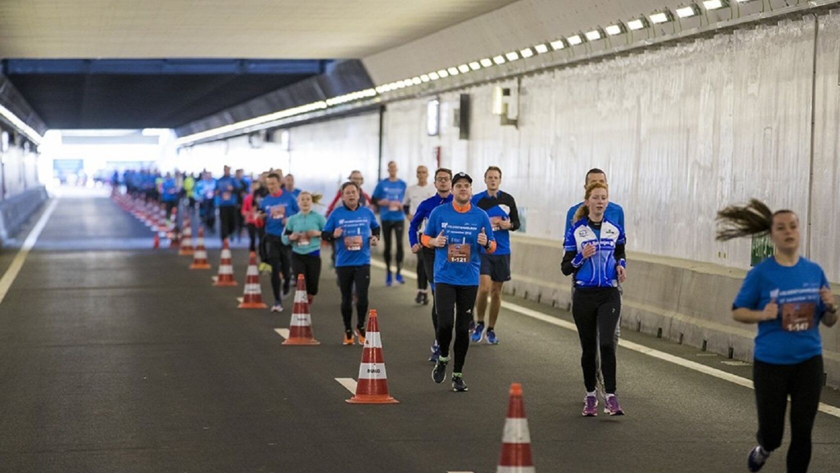 Velsertunnel Run: voor één keer geen auto’s, maar hardlopers door Velsertunnel