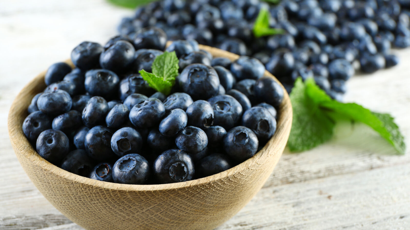 Fitter met een schaaltje blauwe bessen