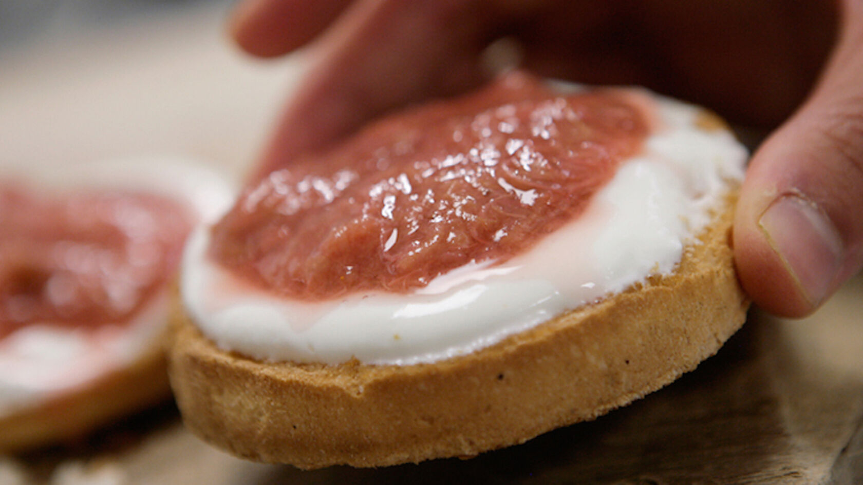 Recept: beschuit met kwark, rabarber en aardbeien