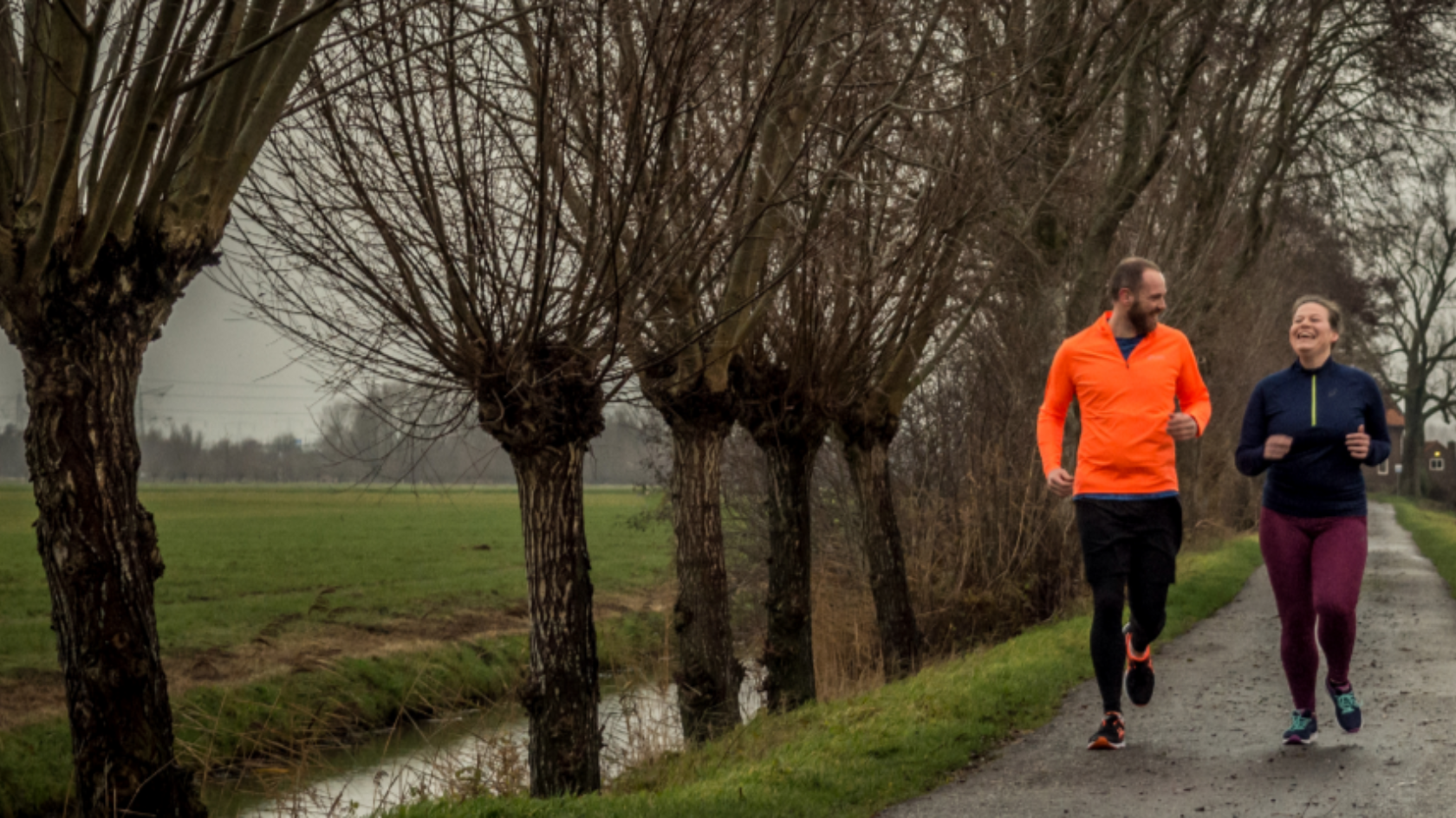 Drie generaties (77, 50 en 25) samen op de atletiekbaan