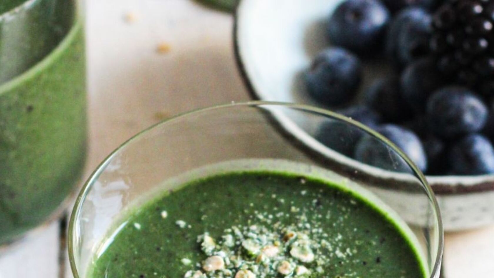 Groene smoothie met blauwe bessen, havermout en spinazie