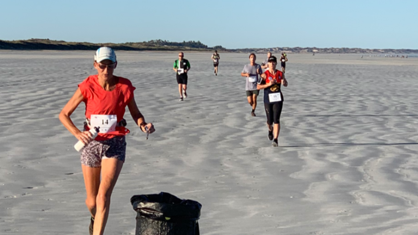 Ingrid IJsebaert liep een marathon in extreme hitte 100% over strand