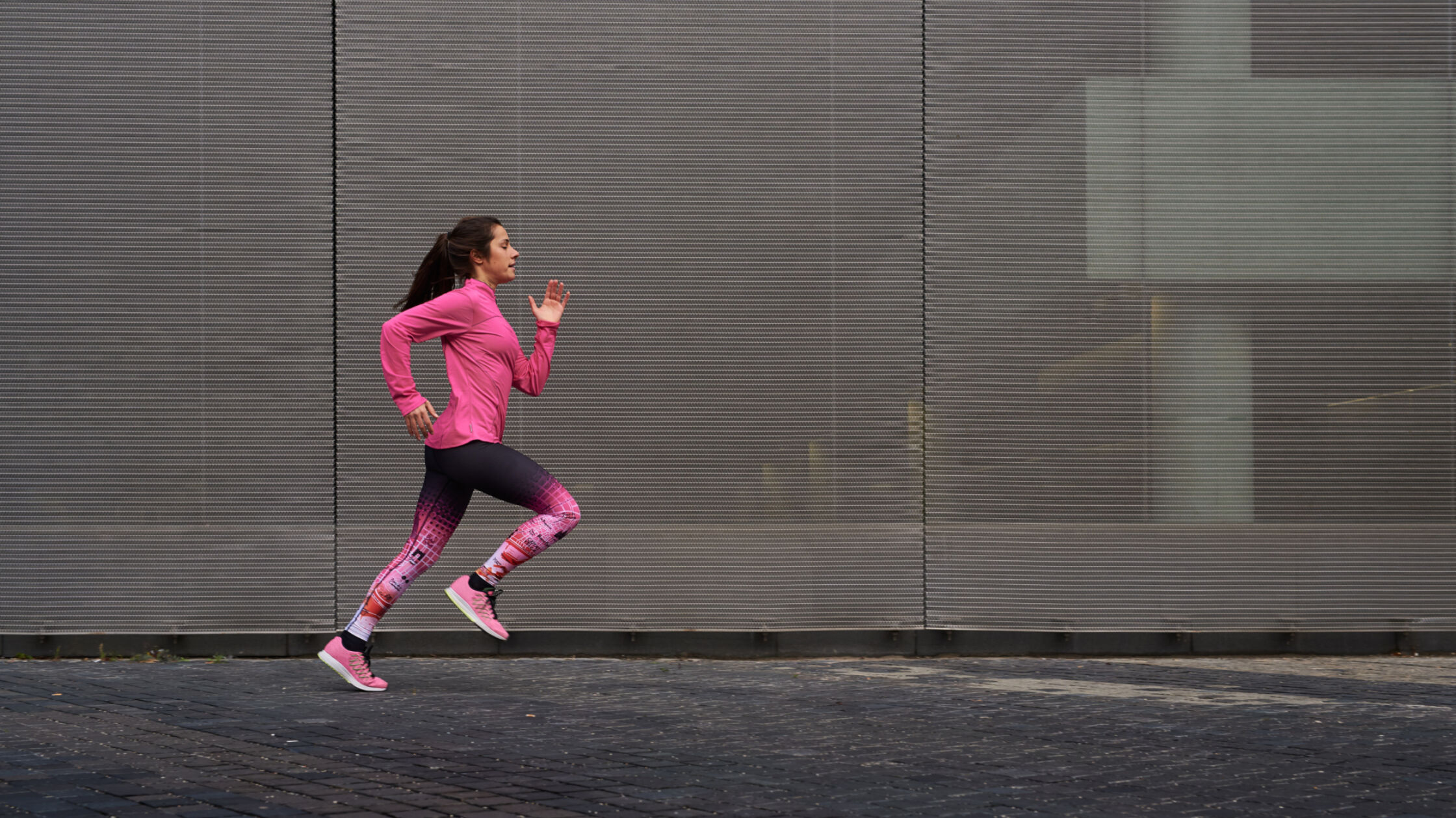 Khalid Choukoud en Ellen van Langen verkennen het Brooks 10K-parcours