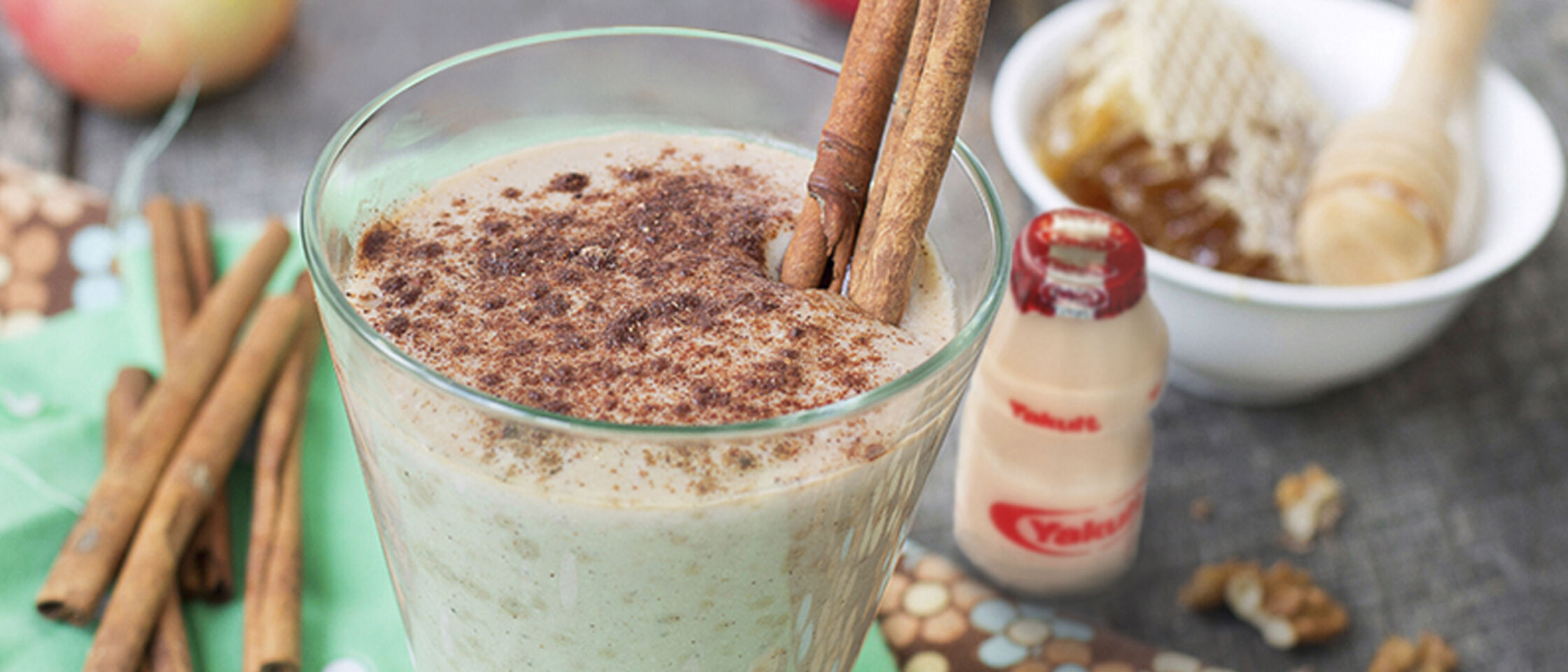 Kruidige appel-Yakult smoothie met honing