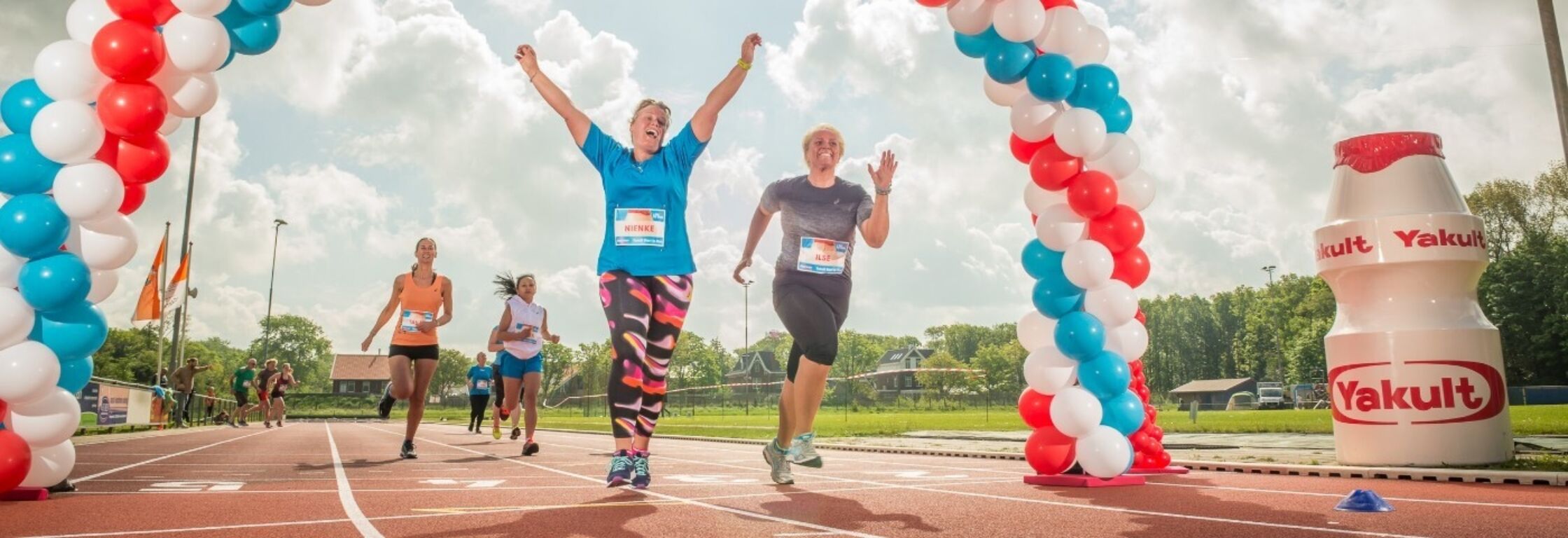 5x finishen op een atletiekbaan