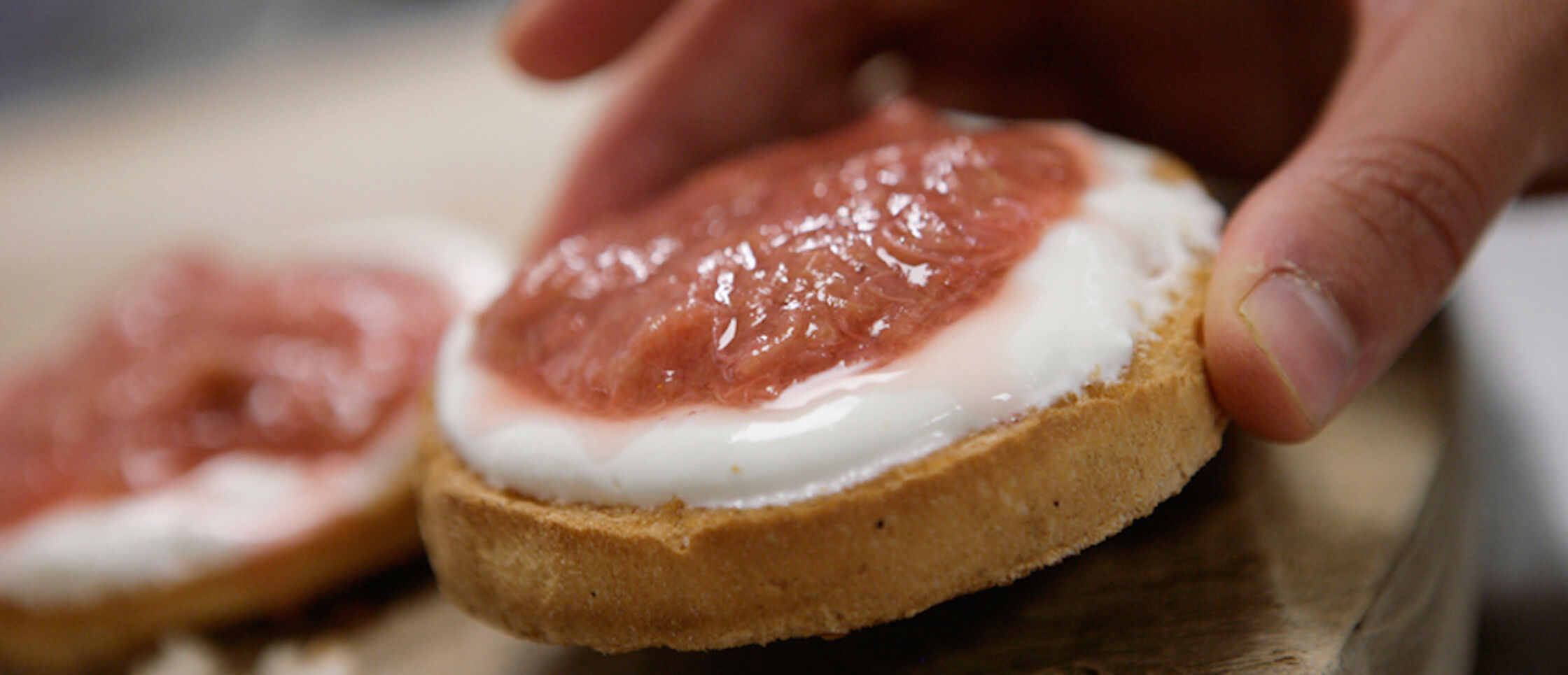Recept: beschuit met kwark, rabarber en aardbeien