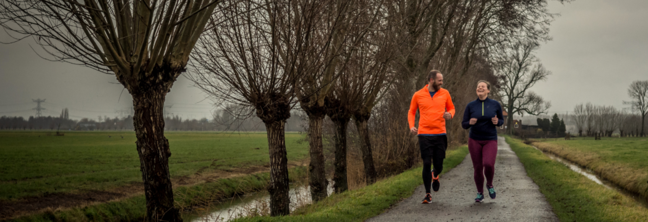 Drie generaties (77, 50 en 25) samen op de atletiekbaan