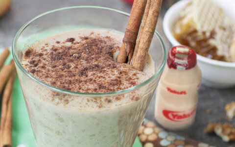 Kruidige appel-Yakult smoothie met honing