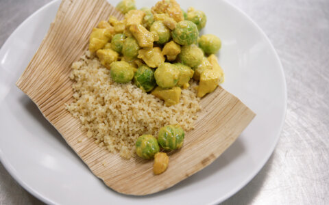 Recept: kip-cashew met spruitjes