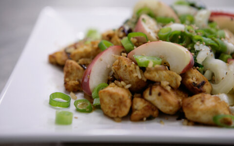 Recept: kip met paksoi en perzik