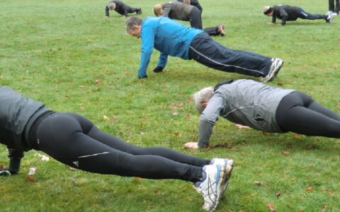 Sterke buikspieren: crunches of planken?