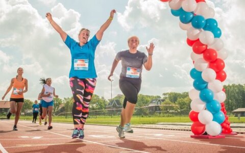 5x finishen op een atletiekbaan
