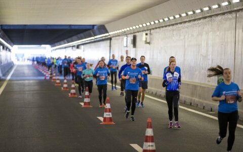 Velsertunnel Run: voor één keer geen auto’s, maar hardlopers door Velsertunnel