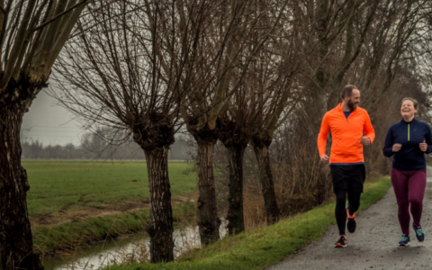 Drie generaties (77, 50 en 25) samen op de atletiekbaan