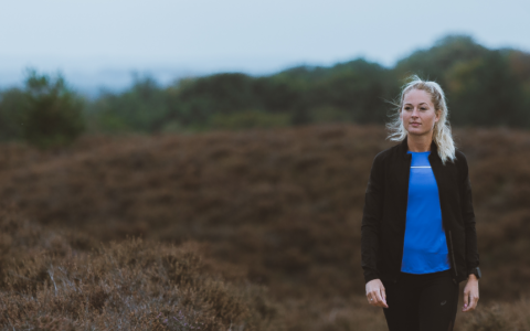 Maart roert zijn staart