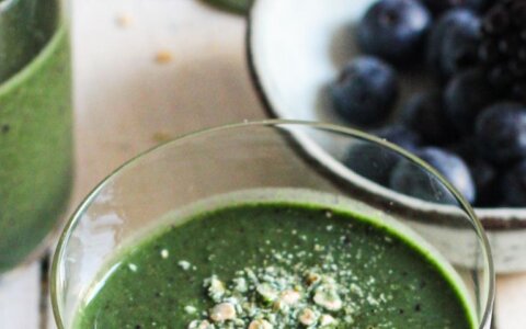 Groene smoothie met blauwe bessen, havermout en spinazie