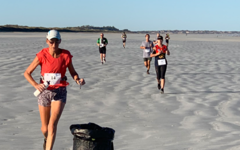 Ingrid IJsebaert liep een marathon in extreme hitte 100% over strand