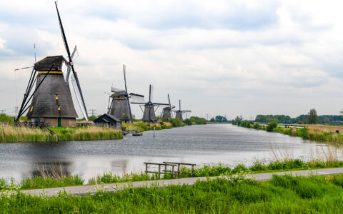 Aanschouw typisch Hollands aanzicht op de Kinderdijk